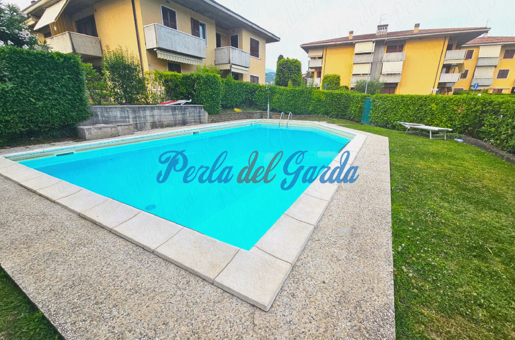 VENDUTO. 471. Garda. Ampio trilocale con taverna, piscina e posto auto.