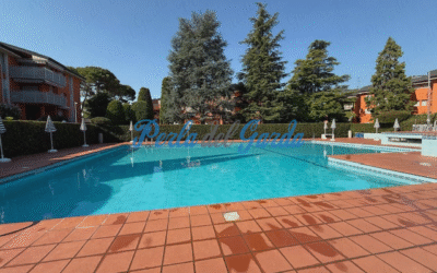 472. Peschiera del Garda. Trilocale con terrazza, cantina, piscina, campo da calcio e da tennis.