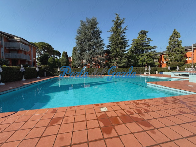 472. Peschiera del Garda. Trilocale con terrazza, cantina, piscina, campo da calcio e da tennis.