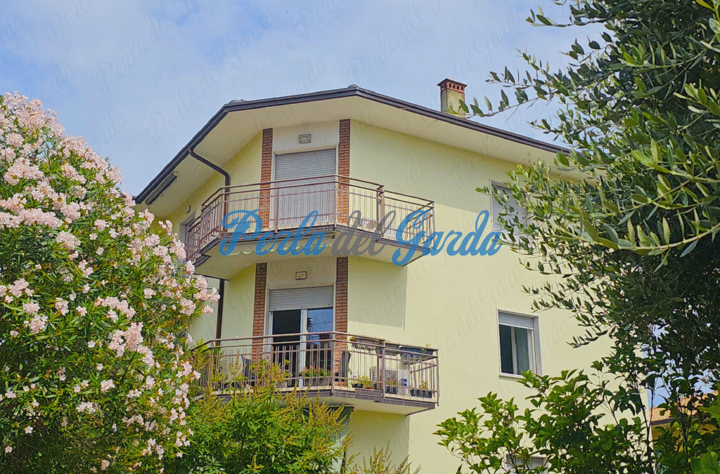 VENDUTO. 477. Peschiera d/G. Quadrilocale vista lago, garage e cantina.