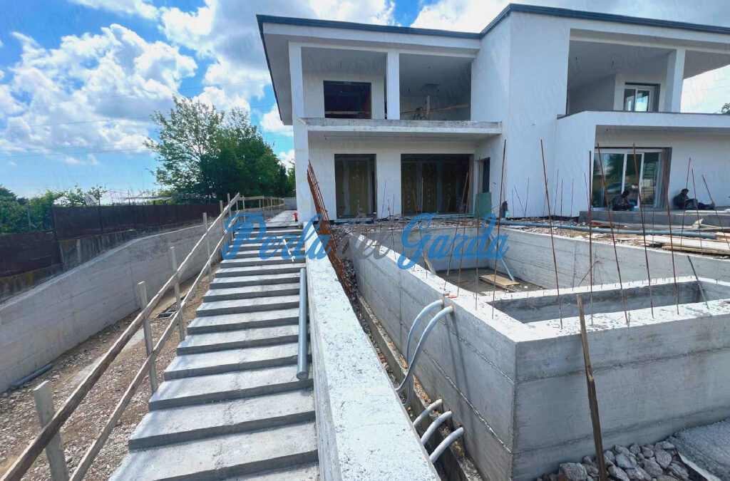 421. Castelnuovo d/G. Doppelhaushälfte mit Swimmingpool, Aufzug und Garage