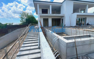 VENDUTO. 421. Castelnuovo d/G. Bifamiliare con piscina, ascensore e garage