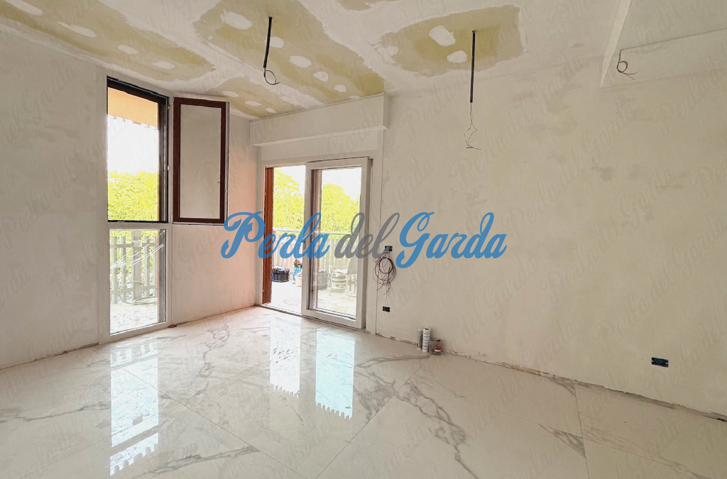 472. Peschiera del Garda. Trilocale con terrazza, cantina, piscina, campo da calcio e da tennis.