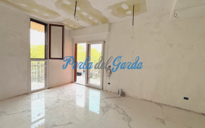 VENDUTO. 472. Peschiera del Garda. Trilocale con terrazza, cantina, piscina, campo da calcio e da tennis.